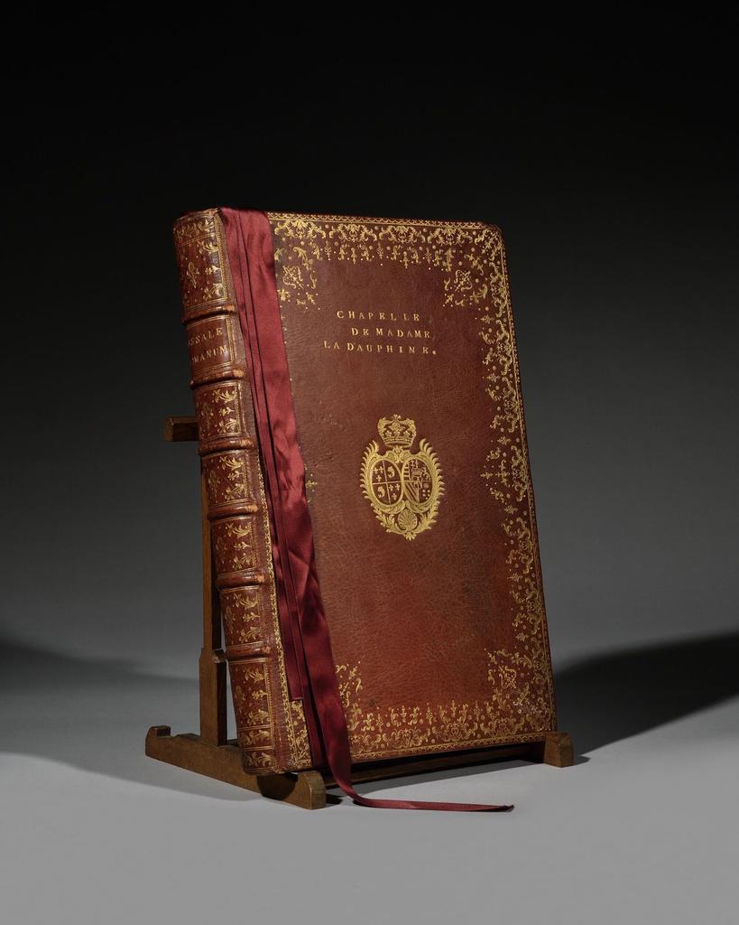 Missel de Marie-Antoinette, reine de France, imprimé à Lyon chez Aimé Delaroche en 1761. In-folio, exemplaire à grandes marges, 39,5 x 25,5 cm, impression en rouge et noir dans des encadrements de filets typographiques, plusieurs pages de musique notée imprimée ; maroquin grenat, dos à nerfs cloisonné et fleuronné, large dentelle aux petits fers encadrant les plats avec armoiries dorée au centre, tranches dorées, vestiges d’onglets de soie bleue et rouge. Illustration gravée sur cuivre : 9 compositions dont 8 à pleine page (2 hors texte). Vente Osenat, 18 mai 2025. Estimé : 80 000 / 100 000 €.