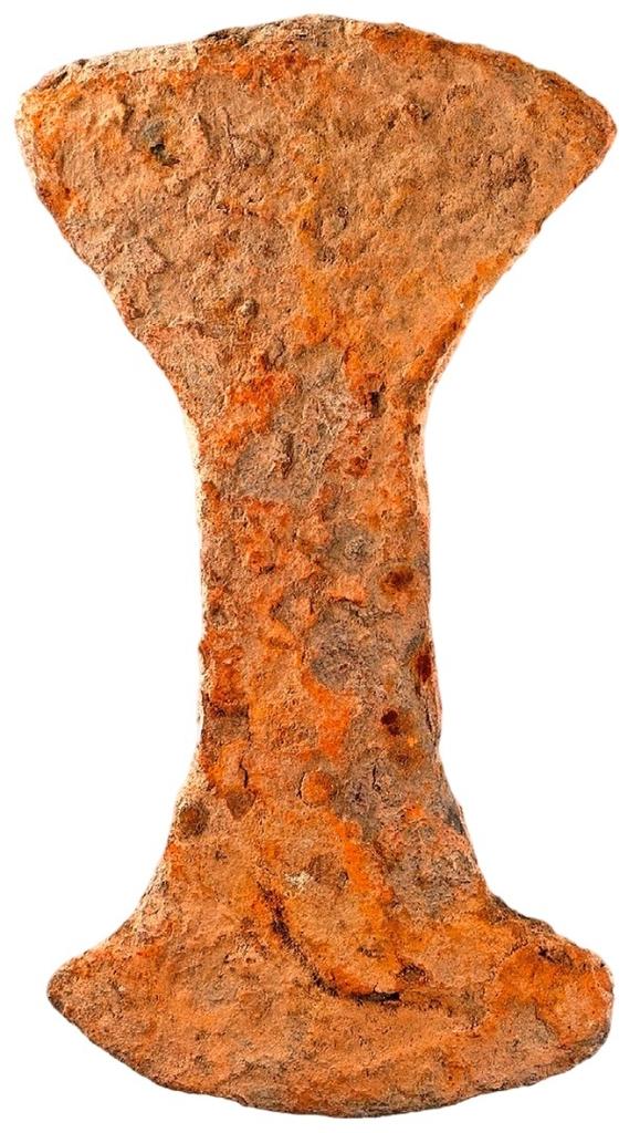 Agrafe en fer employée dans la structure monumentale du palais royal d’Angkor.