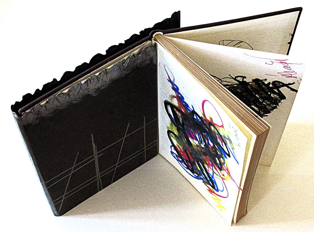 Altagor (1915-1992), La Démocratie nouvelle. Mao Tsé-Toung, Pékin, 1955 (livre appartenant à la bibliothèque d’Altagor), dessins originaux et commentaires manuscrits de l’artiste, exemplaire unique. Étui en métal de Marc Vernier, 19 x 17,5 cm.