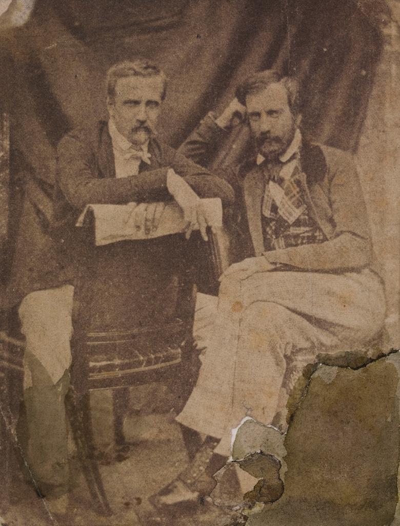 Antoine François Jean Claudet (1797-1867), Henri d’Orléans, duc d’Aumale (1822‑1897), et François d’Orléans, prince de Joinville (1818‑1900), à Claremont, 1848. Photographie sur papier salé, 16,4 x 11,8 cm. Chantilly, château de Chantilly, inv. 2015.1.1, acquis grâce au soutien des Amis du musée Condé.