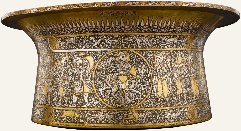 Bassin dit « baptistère de Saint Louis ». Signé : Muhammad ibn al-Zayn. Syrie ou Égypte, vers 1330-1340. Alliage cuivreux ciselé, incrusté d’argent, d’or et de pâte noire, 23,2 x 50 cm. Paris, musée du Louvre, département des Arts de l’Islam. 
