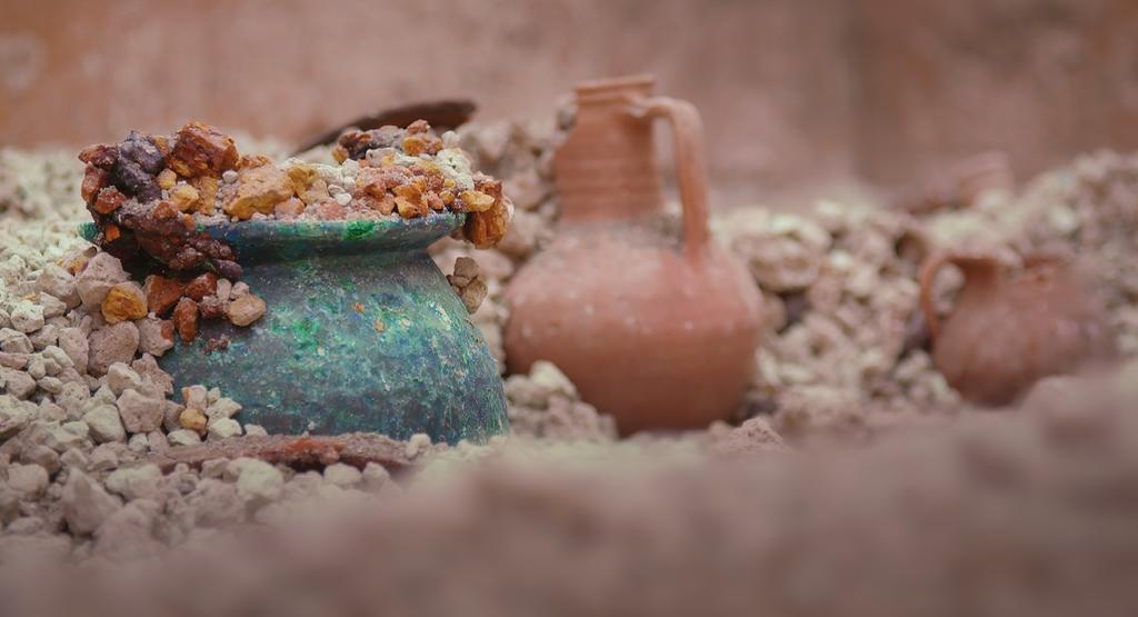 Bronze et céramique découverts dans la maison d'Orion. Pompéi, Parc archéologique de Pompéi.
