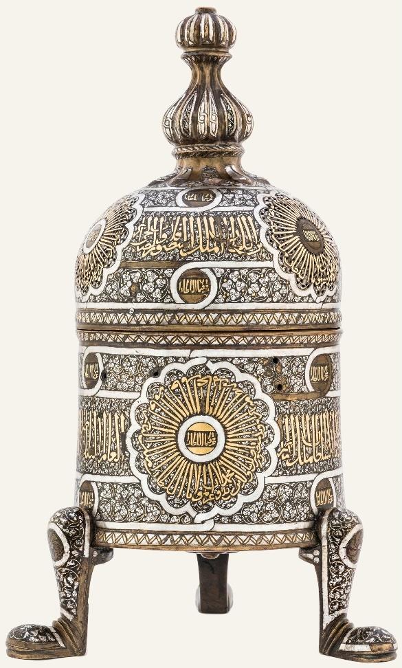Brûle-parfum au nom du sultan al-Nasir Muhammad ibn Qalawun, Égypte ou Syrie, vers 1330-1341. Alliage cuivreux ciselé, incrusté d’or, d’argent et de pâte noire, 36,5 x 16,5 cm. Doha, Museum of Islamic Art.