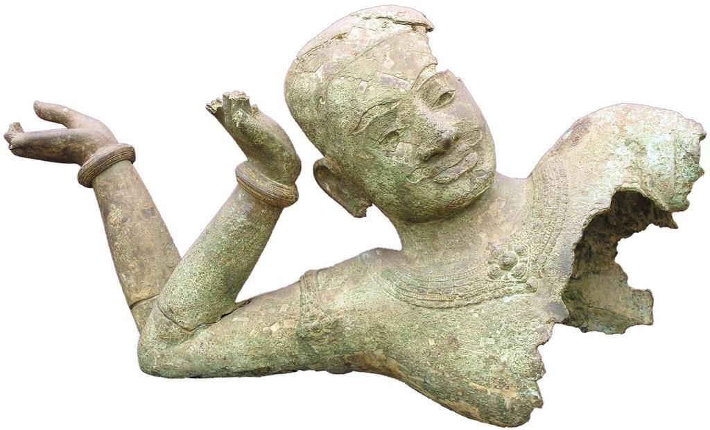 Buste de Vishnu couché. Mébon occidental, Angkor. Seconde moitié du XIᵉ siècle. Bronze, H. 1,20 m, L. 2,20 m. Musée national du Cambodge (inv. ga 5387).