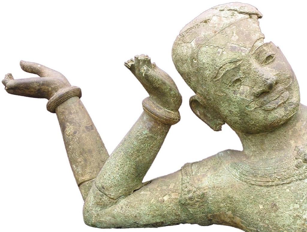 Buste de Vishnu couché (détail). Mébon occidental, Angkor. Seconde moitié du XIᵉ siècle. Bronze, H. 1,20 m, L. 2,20 m. Musée national du Cambodge (inv. ga 5387).