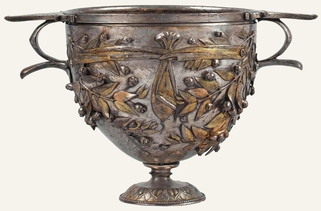 Canthare d’Alésia. Argent, découvert à Alise‑Sainte‑Reine. Saint‑Germain‑en‑Laye, musée d’Archéologie nationale.