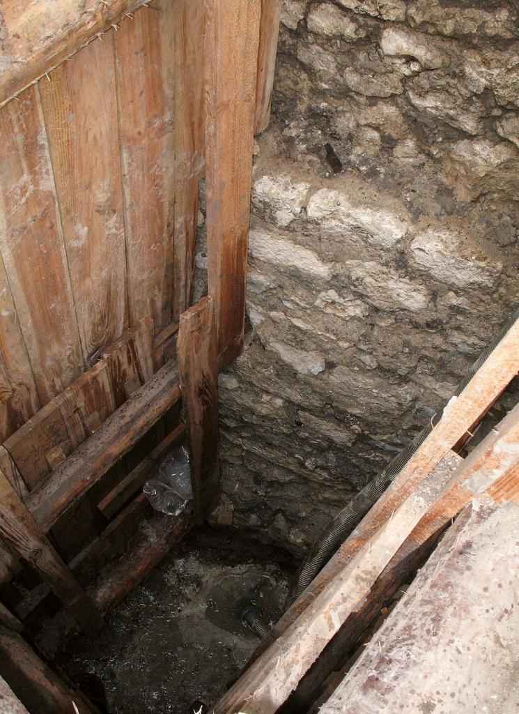 Fondations de la tour sud-ouest dans le sondage profond réalisé en 2007. Ce sondage, descendant à 5,20 m dans des remblais et des sédiments marécageux, a nécessité la mise en place d’un blindage en bois.