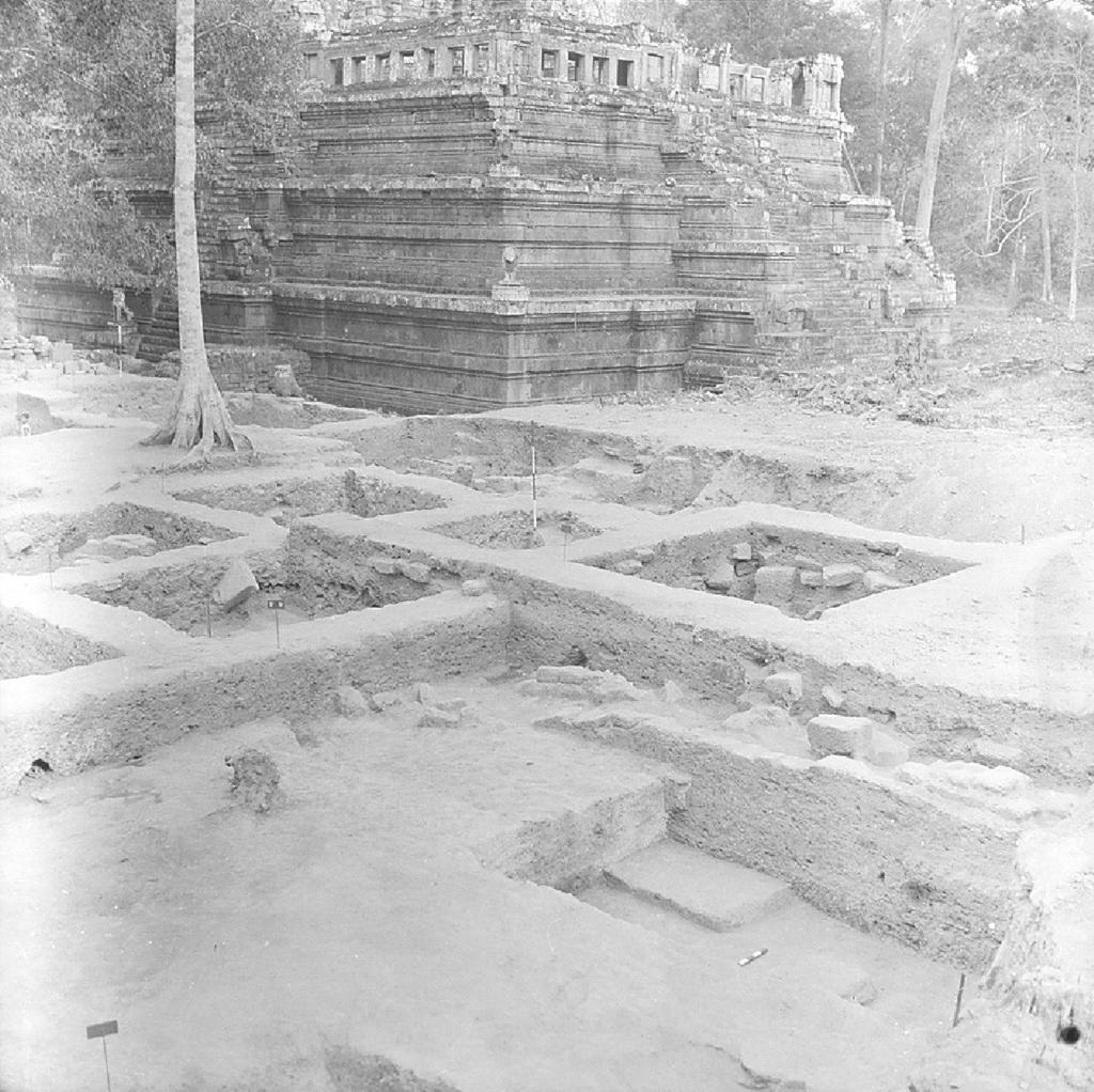 Chantier de fouilles du palais royal d’Angkor Thom, sous la direction de Bernard-Philippe Groslier, 1958.