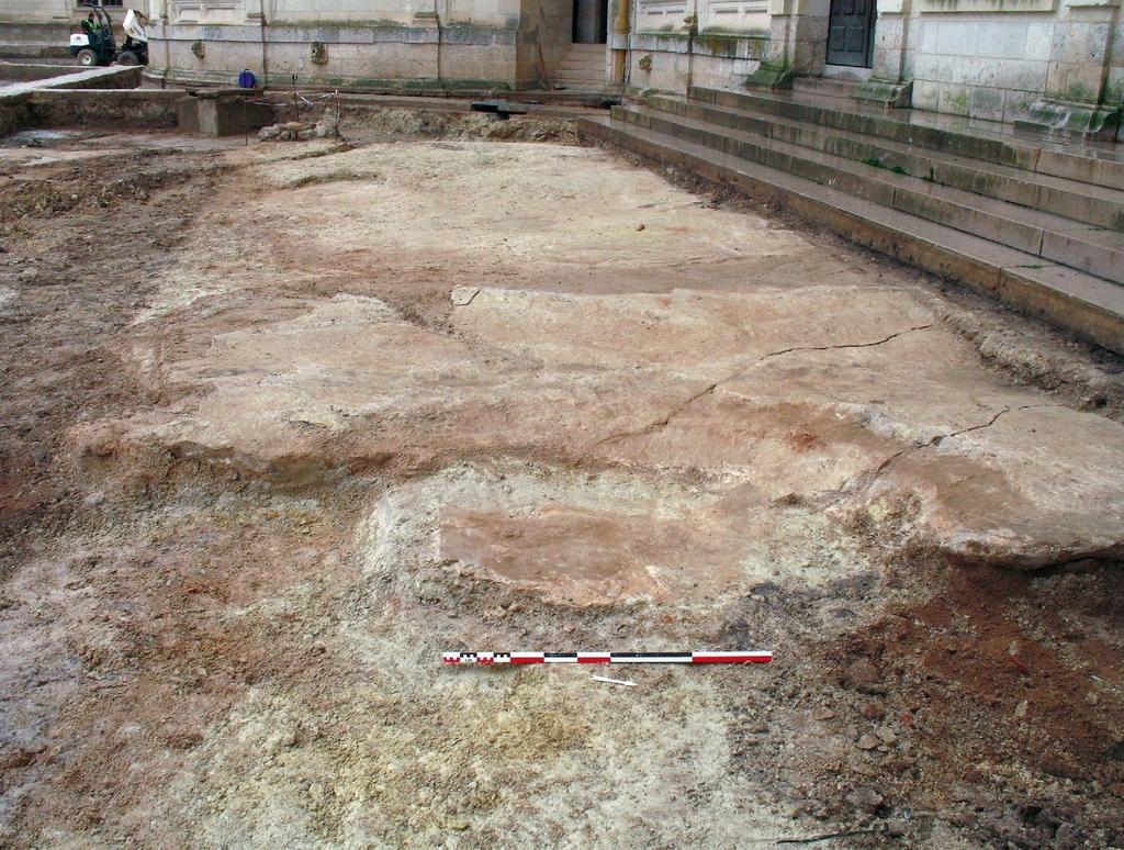 Surface de travail du chantier Renaissance devant la façade sud du donjon.