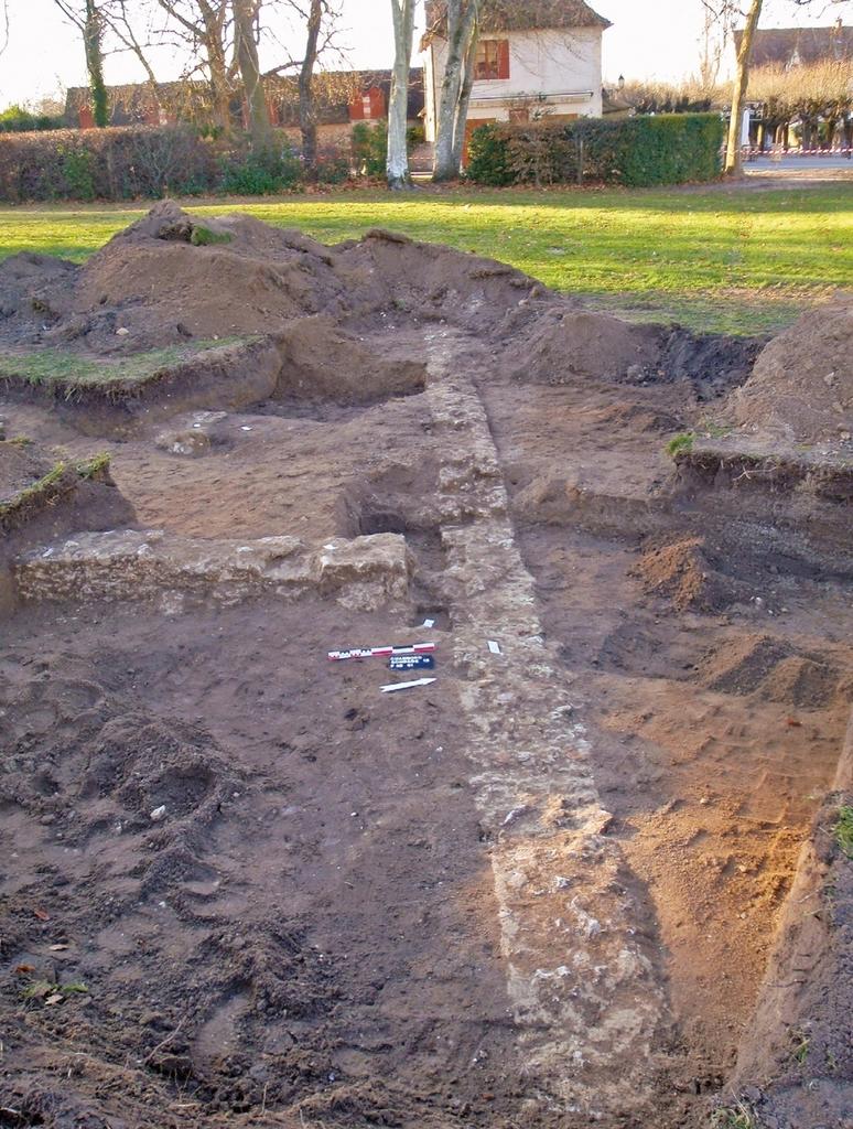 Diagnostic du bourg et des abords ouest du château en 2012. Il a mis au jour plusieurs vestiges visibles sur les plans des années 1680 : murets et plots maçonnés pour les sablières, ou encore poteaux pour les écuries provisoires de Louis XIV, érigées en 1681.
