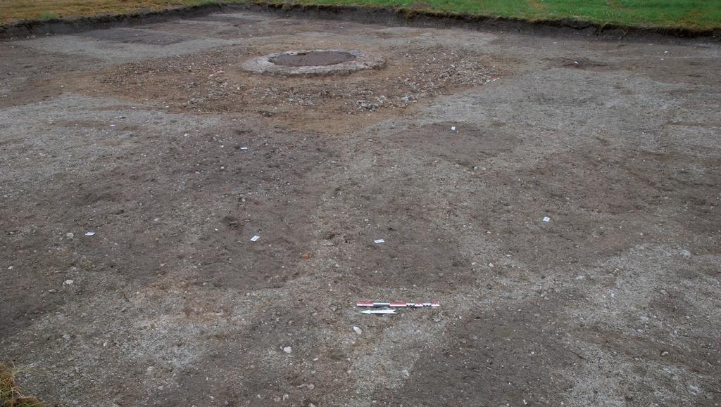 Vue de la partie centrale du parterre oriental lors de fouille des jardins en 2016. Les vestiges correspondent pour l’essentiel au deuxième état aménagé par Maurice de Saxe à partir de 1746. Il fait ajouter un puits visible au centre de l’image.