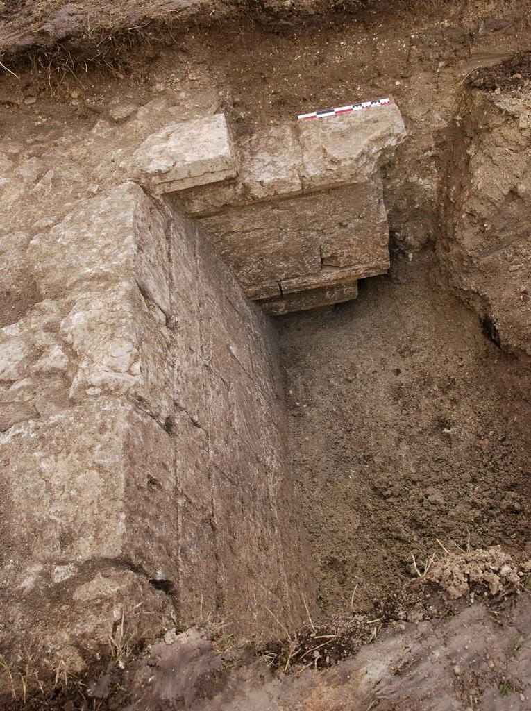 Une partie des murs des « fausses braies ». Découvertes en 2010, ces maçonneries constituaient les murs extérieurs de la plateforme du donjon et des ailes des communs.