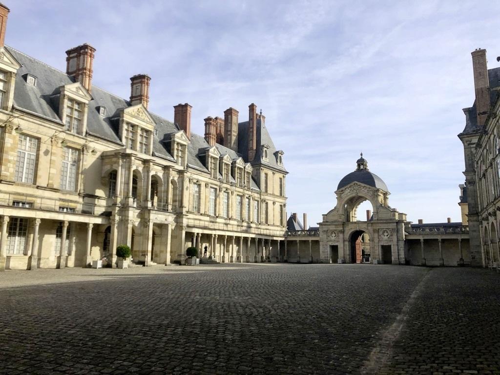 Vue de la cour Ovale et de la porte du Baptistère du château de Fontainebleau.