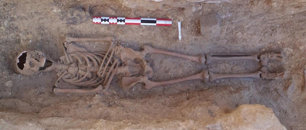 Sépulture médiévale mise au jour au pied de l’escalier en fer-à-cheval.