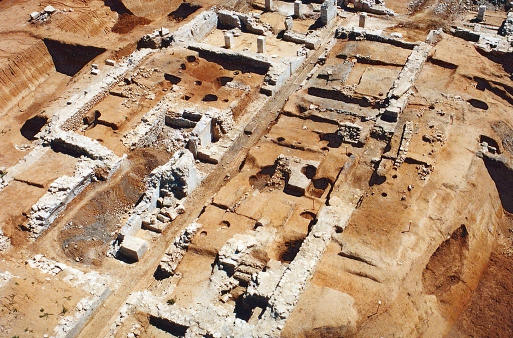Vue de la fouille du corps central du château de Roissy, été 1999. Les murs les plus visibles sont ceux des XVIIᵉ et XVIIIᵉ siècles. Les zones les plus sombres correspondent au sol de l’occupation médiévale.