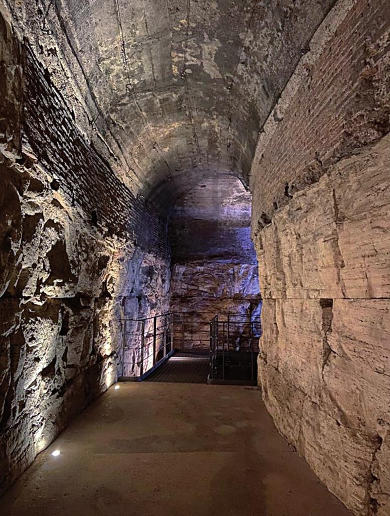 Couloir sous les arcades du Colisée.