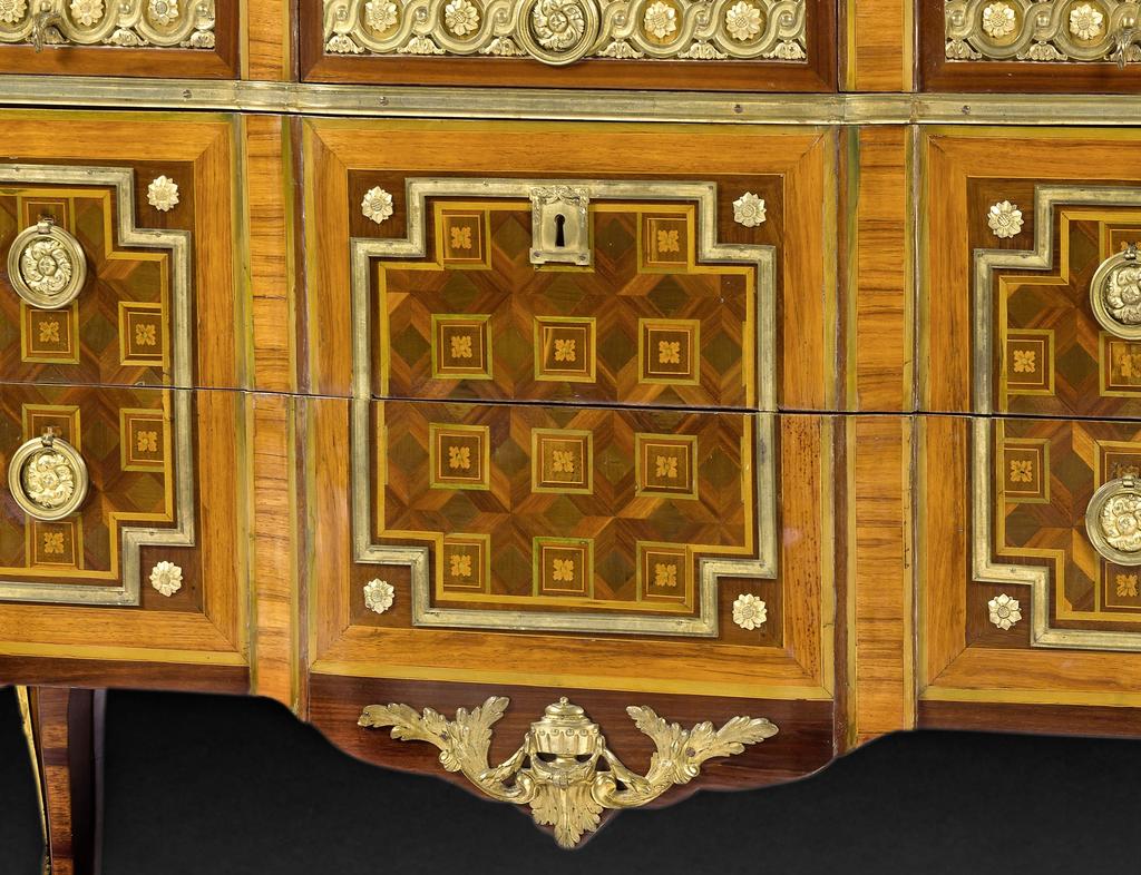 Daniel Deloose (mort en 1788), commode en bois de rose et marqueterie géométrique (détail), époque Louis XV, 1771. 90,5 x 128,5 x 56,5 cm. Vente Paris, Ader, 30 avril 2025. Estimé : 40 000/60 000 €. Adjugé : 63 700 € (frais inclus).