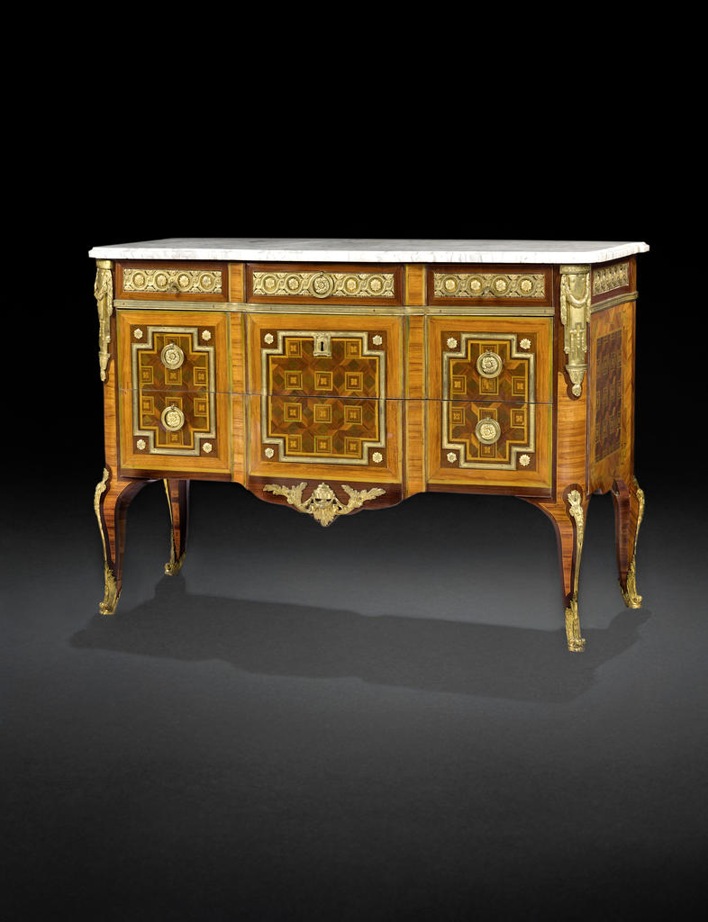 Daniel Deloose (mort en 1788), commode en bois de rose et marqueterie géométrique, la façade à double ressaut ouvrant à cinq tiroirs sur trois rangs, à décor de quartefeuilles dans des carrés sur un fond de losanges dans des encadrements de laiton doré à rosaces dans les décrochements, le dessus de marbre blanc reposant sur des montants arrondis prolongés par des pieds cambrés, ornementation de bronzes dorés à frise d'entrelacs, chutes tablier et sabots. Époque Louis XV, 1771. 90,5 x 128,5 x 56,5 cm. Vente Paris, Ader, 30 avril 2025. Estimé : 40 000/60 000 €. Adjugé : 63 700 € (frais inclus).