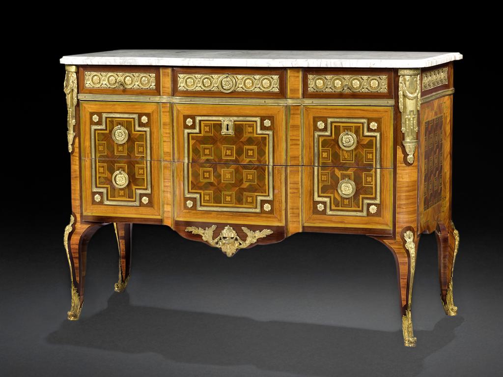 Daniel Deloose (mort en 1788), commode en bois de rose et marqueterie géométrique, la façade à double ressaut ouvrant à cinq tiroirs sur trois rangs, à décor de quartefeuilles dans des carrés sur un fond de losanges dans des encadrements de laiton doré à rosaces dans les décrochements, le dessus de marbre blanc reposant sur des montants arrondis prolongés par des pieds cambrés, ornementation de bronzes dorés à frise d'entrelacs, chutes tablier et sabots. Époque Louis XV, 1771. 90,5 x 128,5 x 56,5 cm. Vente Paris, Ader, 30 avril 2025. Estimé : 40 000/60 000 €. Adjugé : 63 700 € (frais inclus).