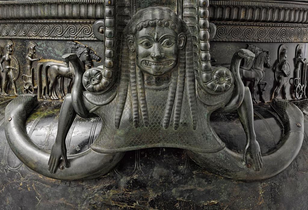 Cratère de Vix. Détail de l’anse avec la face de la Gorgone, VIe siècle avant notre ère. Châtillon-sur-Seine, musée du Pays Châtillonnais - Trésor de Vix.