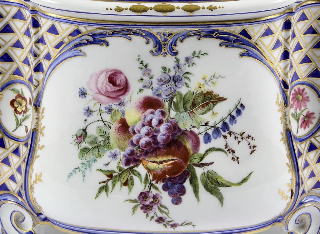 Sèvres, 1762 (lettre-date I). Porcelaine tendre, décor polychrome et or (détail), 15,5 x 26 cm. Marquée LL entrelacés. Estimé : 15 000/20 000 € Adjugé : 18 632 € (frais inclus).