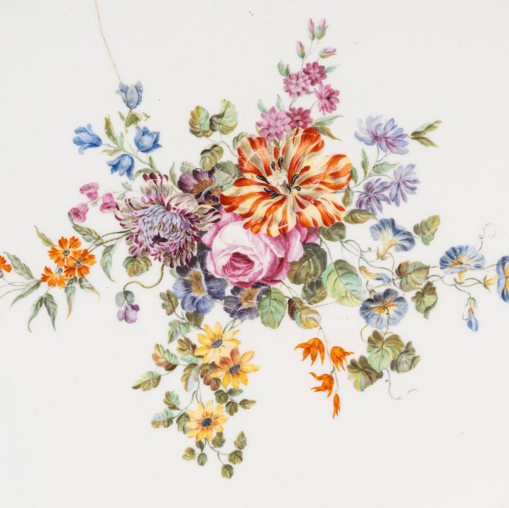 Manufacture de Vincennes, détail du grand plat ovale du service à fond bleu céleste de Louis XV, 1755. Porcelaine tendre, 60,5 x 44,5 x 6,5 cm. Vente Paris, Auctie’s, 18 avril 2025. Estimé : 20 000/30 000 €. Préempté 332 800 € (frais inclus) par le château de Versailles.