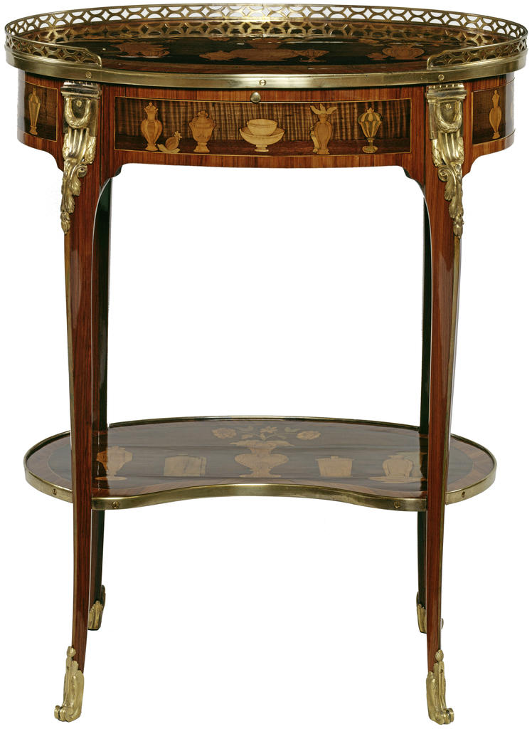 Attribuée à Charles Topino, table à ouvrage, vers 1773-1774. Marqueterie de bois divers et cuivre doré, 74,5 x 59,5 cm. Versailles, musée national des châteaux de Versailles et de Trianon. 