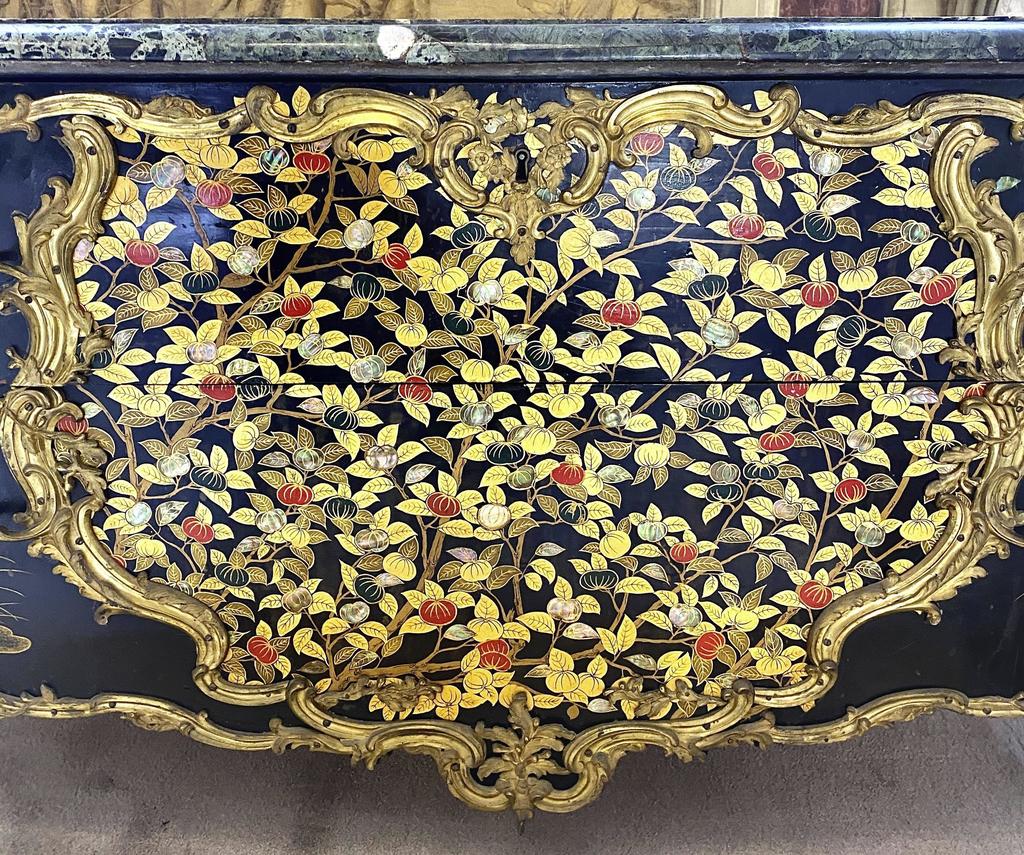 Attribuée à Pierre Macret, détail de la commode à panneaux de laque du Japon incrustée de nacre et vernis européen, vers 1750-1760. Florence, Palazzo Pitti. 
