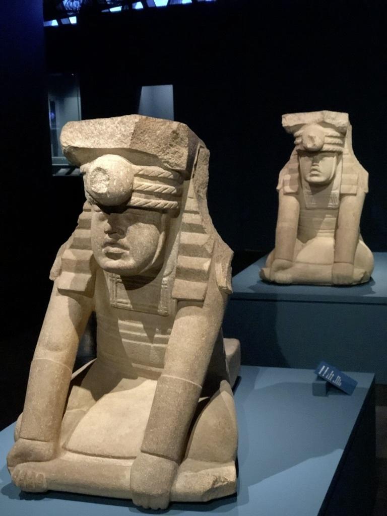 Vue de l'exposition. Ensemble d’El Azuzul. Ensemble de deux figures humaines. 1200-900 avant notre ère. Site de Loma del Zapote, El Azuzul, État du Veracruz, Mexique. Basalte.