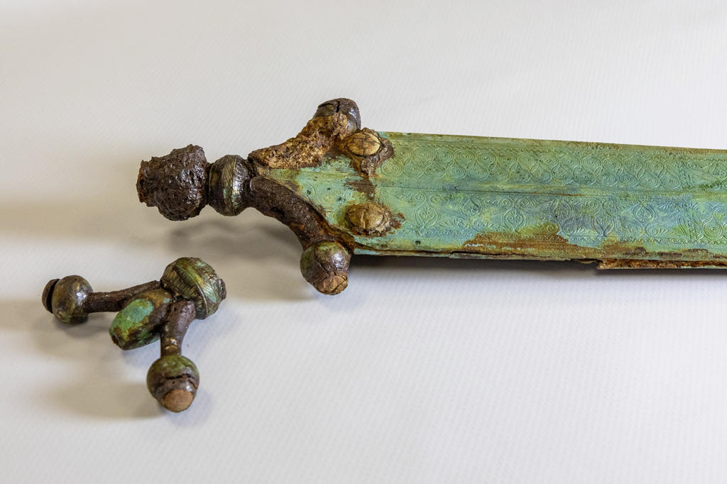 Détail des différents éléments décorés du fourreau et de la poignée à antennes de l’épée de la sépulture 782 découverte lors de la fouille préventive réalisée en amont du projet d’extension de la ZAC des Ancises à Creuzier-le-Neuf (Allier)