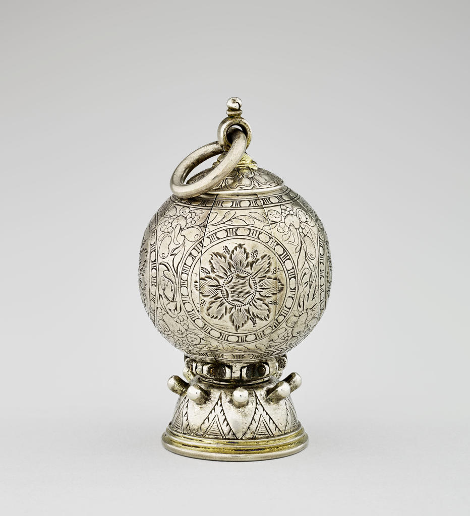 Pomme de senteur fermée, Allemagne, vers 1600. Argent doré, H. 6 ; D. 3,3 cm. Écouen, Musée national de la Renaissance – château d’Écouen, inv. E. Cl. 12521. 