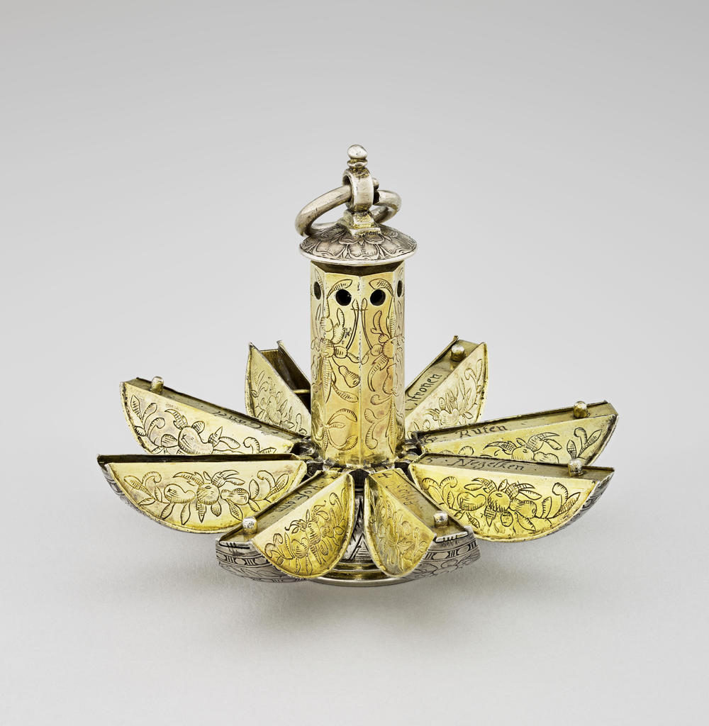 Pomme de senteur ouverte, Allemagne, vers 1600. Argent doré, H. 6 ; D. 3,3 cm. Écouen, Musée national de la Renaissance – château d’Écouen, inv. E. Cl. 12521. 