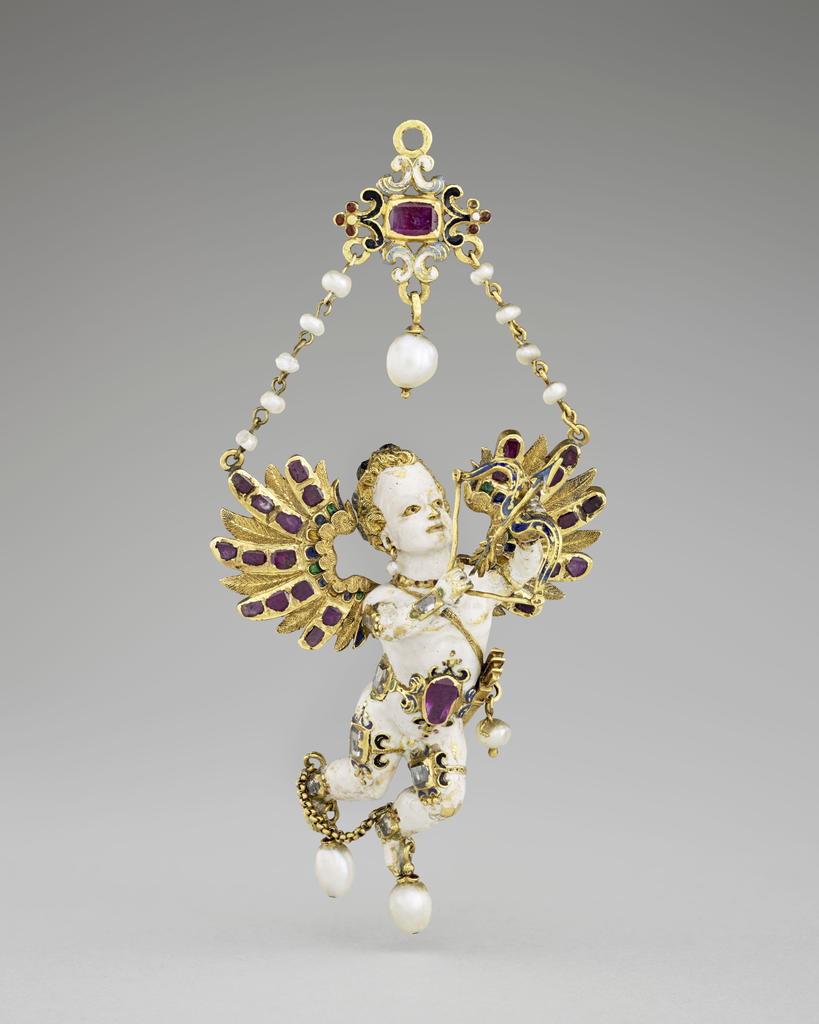 Pendant en forme de Cupidon, Pays-Bas ou Allemagne, vers 1590-1620. Or émaillé, rubis, diamants, perles, H. 8,6 ; l. 4 cm. Écouen, Musée national de la Renaissance – château d’Écouen. 
