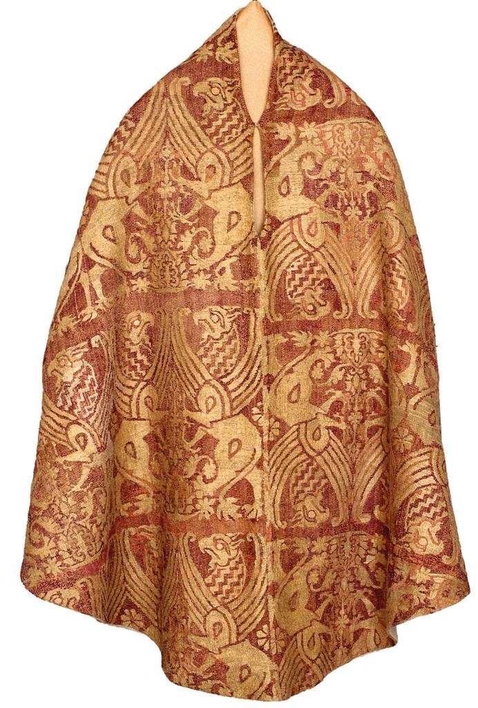 Chasuble de Saint-Yves. XIe-XIIe siècle. Soie maritime, lamelle organique (baudruche) enroulée autour d’une âme en lin. Andalousie. 