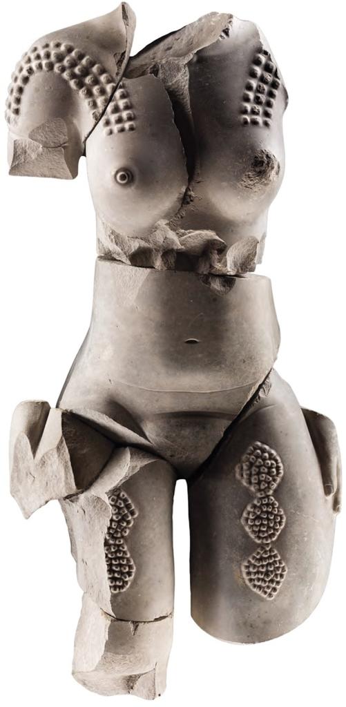 Sculpture dite « La Femme scarifiée ». Vers 200 de notre ère. Site de Tamtoc, État de San Luis Potosi, Mexique. Grès.