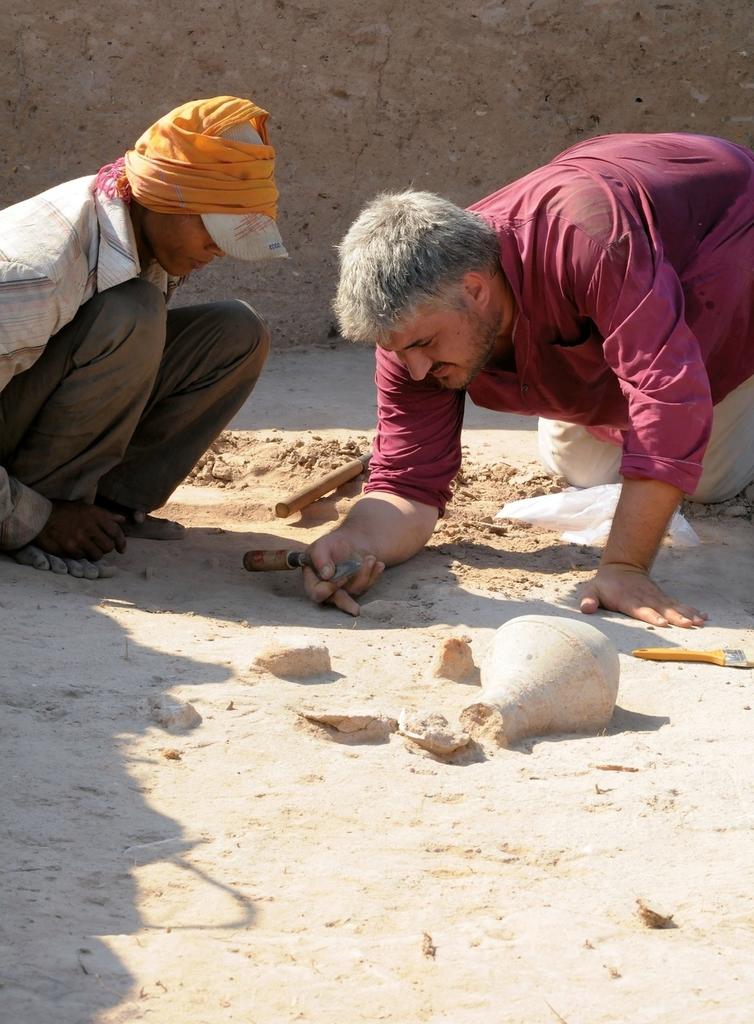 Fouilles d’un āśrama vishnuite, le Prasat Komnap Sud, dans la région d’Angkor. Mission Yaśodharāśrama dirigée par Dominique Soutif (EFEO), Julia Estève (université Mahidol) et Chea Socheat (APSARA), 2016.