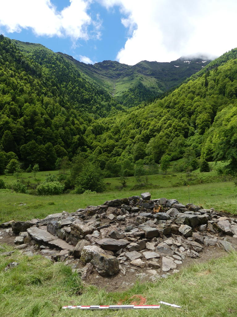 Cabane en cours de fouille sur le site du Hourc. 