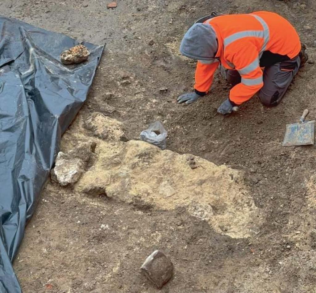 Fouille dans la cour de l’aile d’Astrée au château de Dampierre.