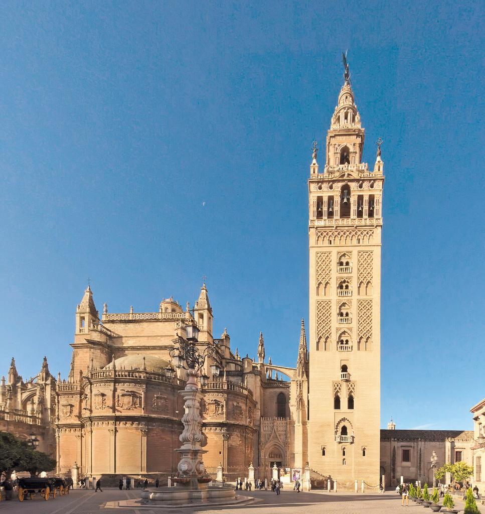 La Giralda, ancien minaret de la grande mosquée almohade de Séville, converti en cathédrale. 