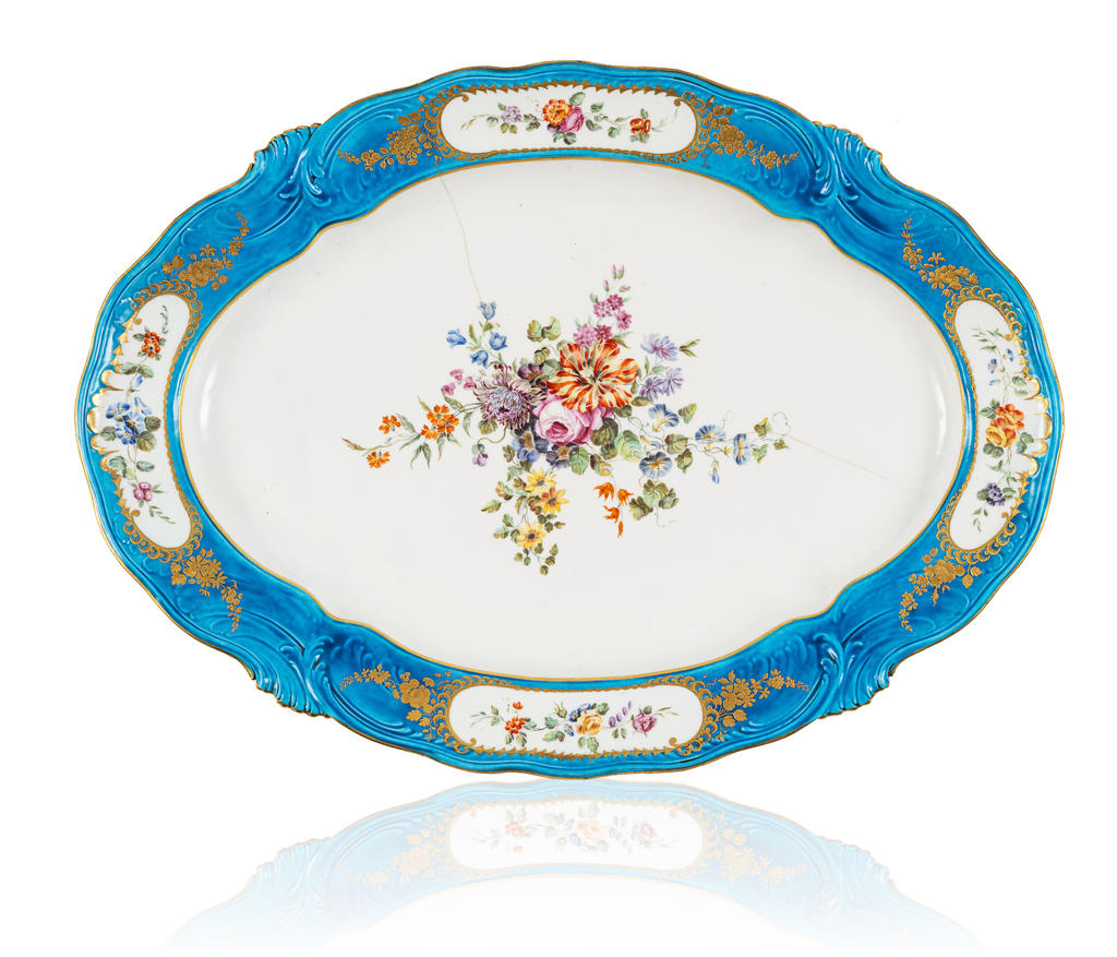 Manufacture de Vincennes, grand plat ovale du service à fond bleu céleste de Louis XV, 1755. Porcelaine tendre, 60,5 x 44,5 x 6,5 cm. Vente Paris, Auctie’s, 18 avril 2025. Estimé : 20 000/30 000 €. Préempté 332 800 € (frais inclus) par le château de Versailles.