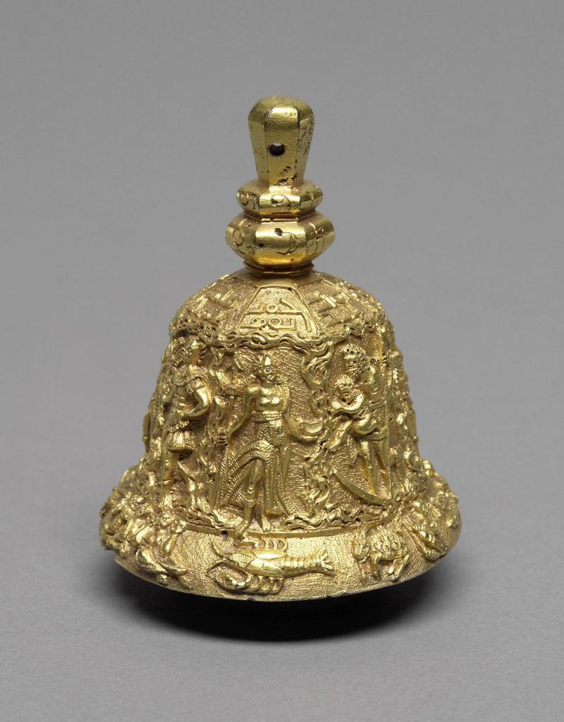 Hans de Bull (actif à Prague vers 1600), Clochette magique de Rodolphe II, vers 1600. Alliage de sept métaux (or, argent, cuivre, fer, plomb, étain et mercure), dorure, battant en fer, 7,8 x 6,3 cm. Vienne, Kunsthistorisches Museum, Kunstkammer. 