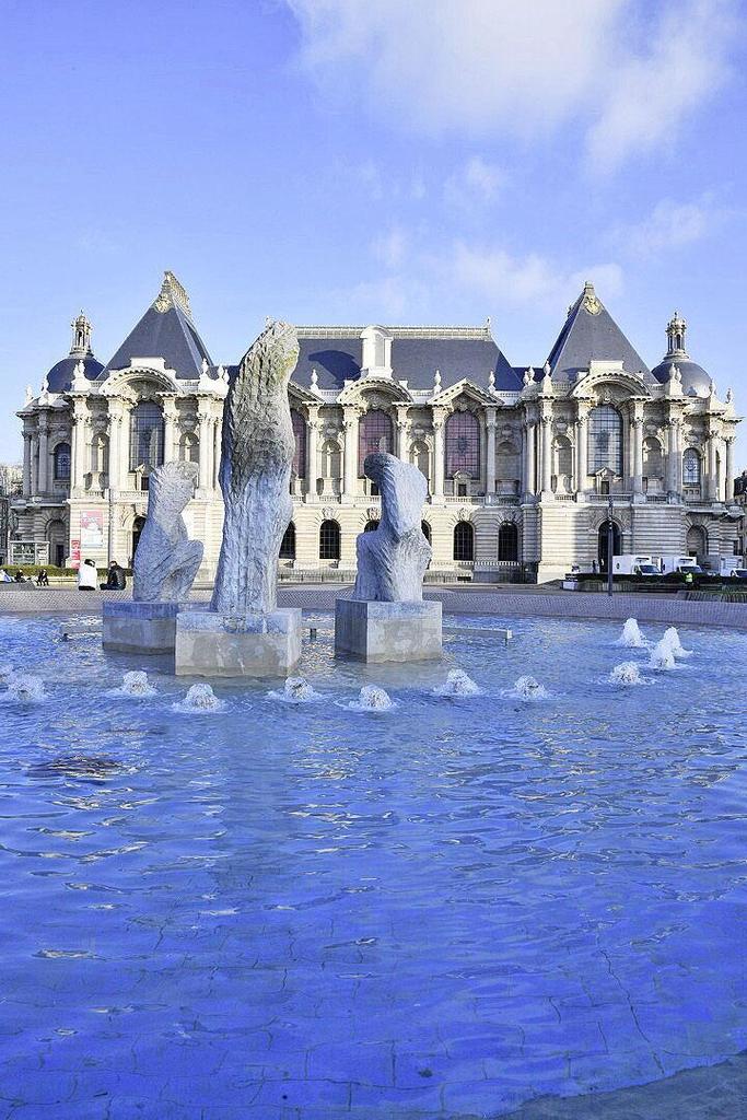Installation de Felice Varini devant le palais des Beaux-Arts de Lille. 