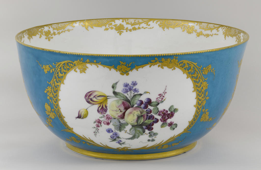 Manufacture de Vincennes, jatte à punch du service à fond bleu céleste de Louis XV, 1753-1755. Porcelaine tendre, 14 x 33,7 cm. Acquise en 2011 grâce au mécénat de KPMG.