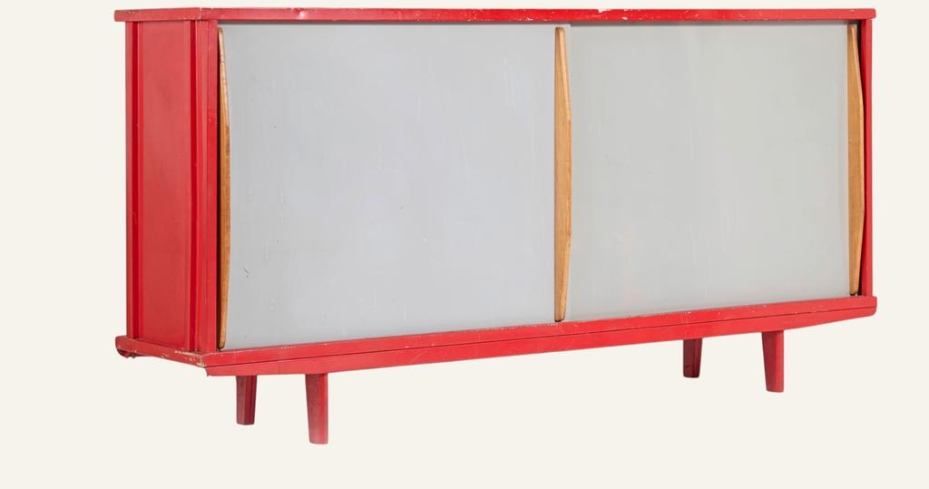 Jean Prouvé (1901-1984), Bahut tout aluminium n. 151. Acier et bois, 100 x 200 x 45 cm. Estimé : 60 000/80 000 €. 
