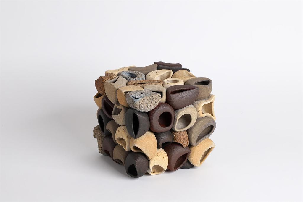 Karin Putsch-Grassi, Cubo-III, 2018. Grès, 20 x 20 x 20 cm.