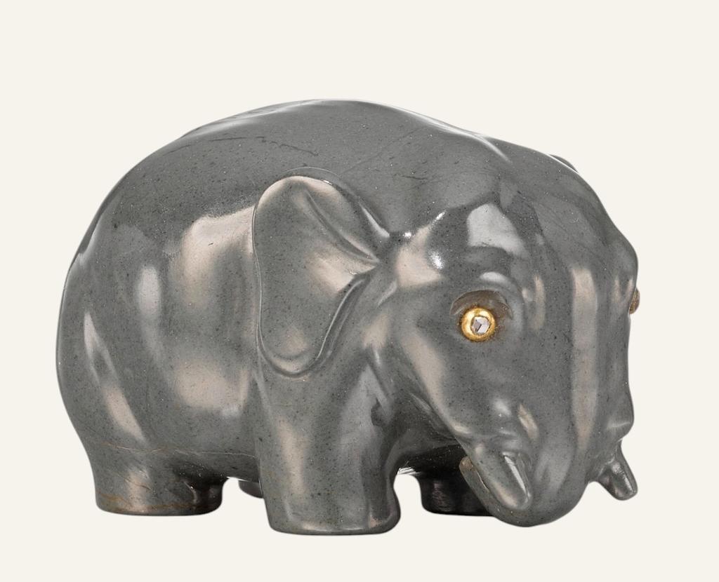 Fabergé, Éléphant, vers 1900. Jaspe de Kalgan, L. 3 cm.