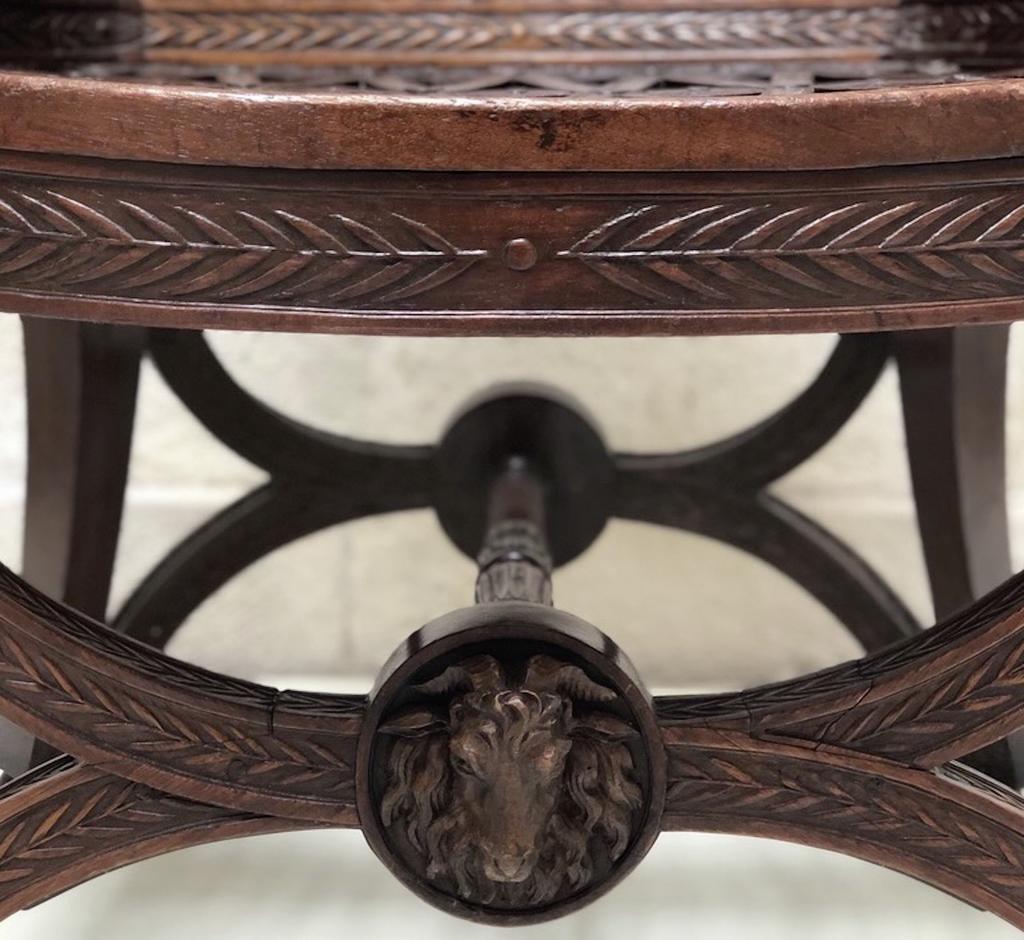 Détail de l'un des fauteuils en acajou massif livrés pour la laiterie de Rambouillet en 1787.