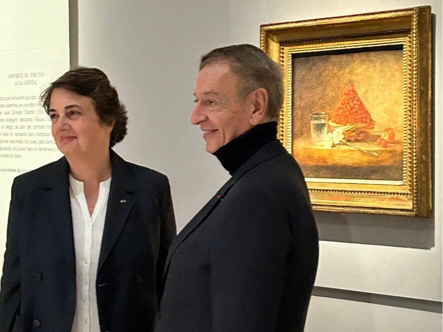 Laurence des Cars, présidente-directrice du musée du Louvre, et Jean-Paul Claverie, conseiller de Bernard Arnault, président de LVMH, devant le Panier de fraises des bois, 7 novembre 2023.