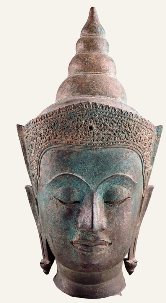 Art thaï d’Ayutthaya. XVIᵉ siècle. Bronze, 49 x 25 x 24 cm. Paris, musée national des Arts asiatiques - Guimet, legs Isaac de Camondo au musée du Louvre, transfert au musée Guimet en 1945, EO 1622.