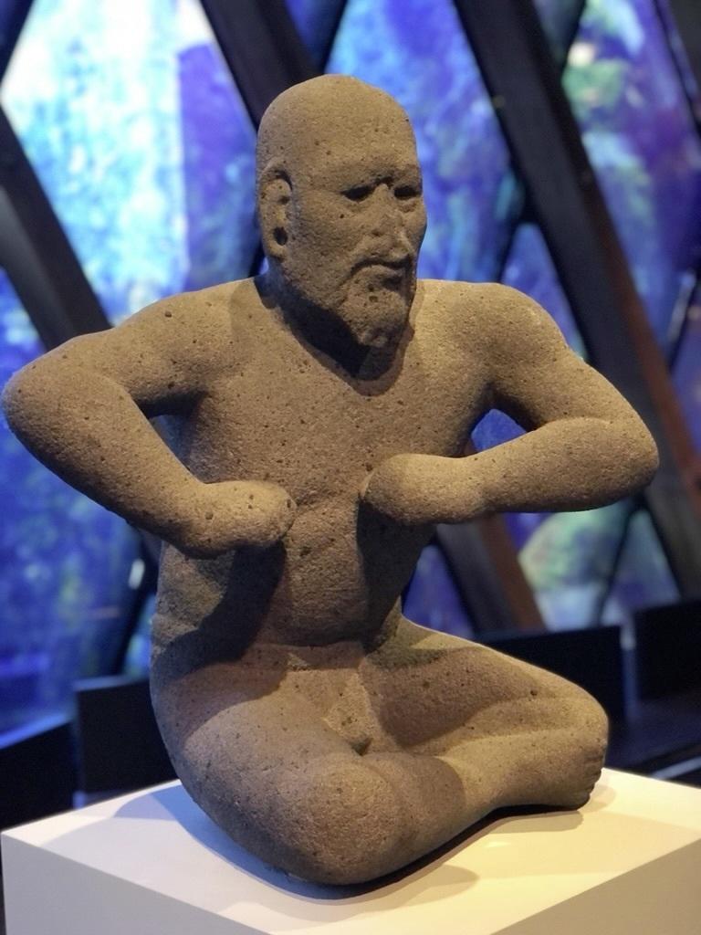 Vue de l'exposition. Le « Lutteur ». Santa Maria, Mexique. Mexico, musée national d’anthropologie.